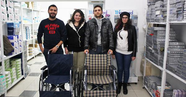 DAÜ’lü Öğrenciler Tekerlekli Sandalye Bağışında Bulundular